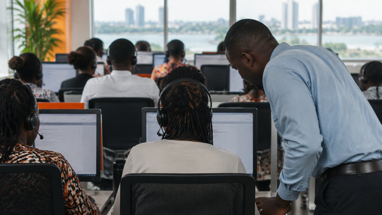 Kundenservice-Mitarbeiter mit Headsets in einem Telekom-Callcenter in Abidjan
